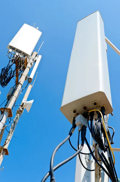 Antena estação base celular contra o céu azul — Fotografia de Stock