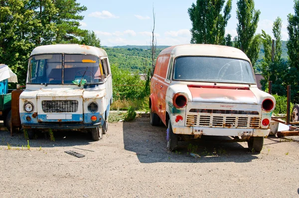 Roestige oude van op de parkeerplaats — Stockfoto