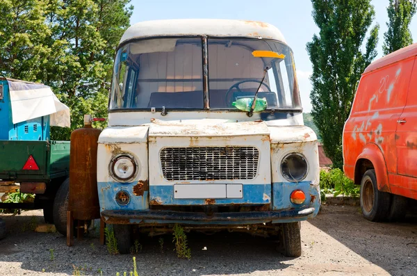 Roestige oude van op de parkeerplaats — Stockfoto