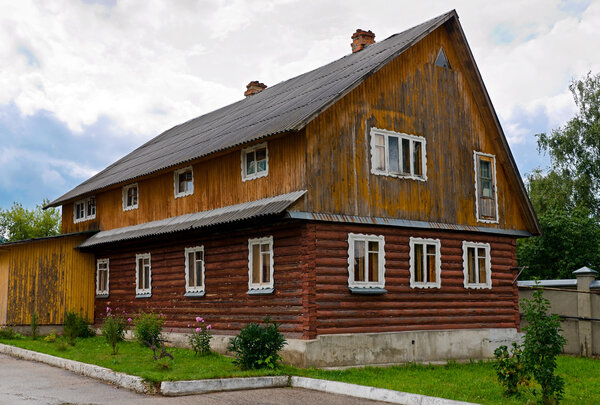 Старый деревянный бревенчатый дом в деревне
