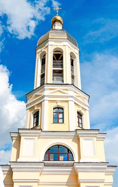 Hermosa iglesia ortodoxa contra el cielo azul — Foto de Stock