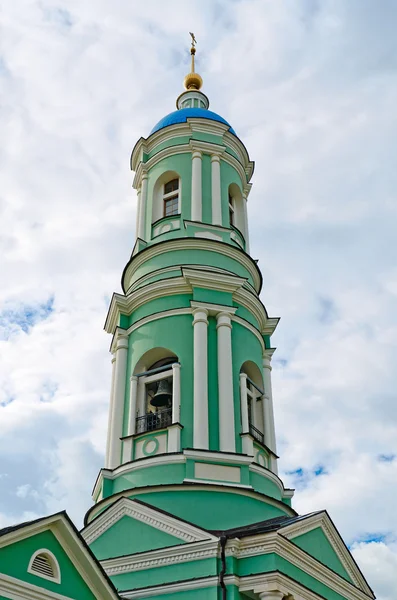 Hermosa iglesia ortodoxa contra el cielo azul —  Fotos de Stock