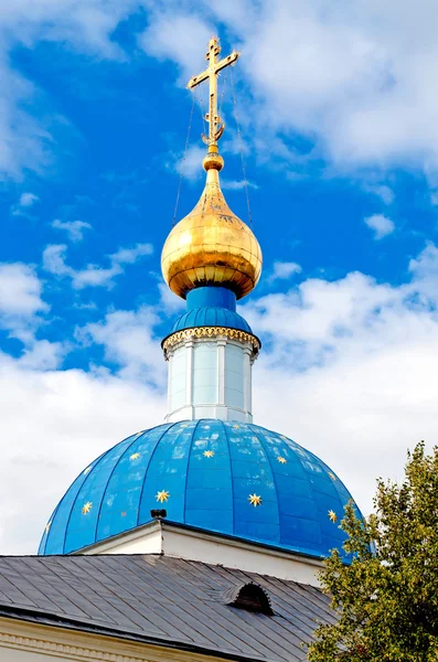 Belle église orthodoxe contre le ciel bleu — Photo