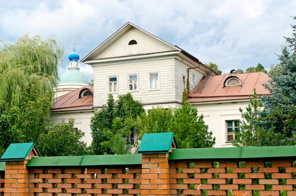 Casa de madeira velha bonita do log na vila — Fotografia de Stock