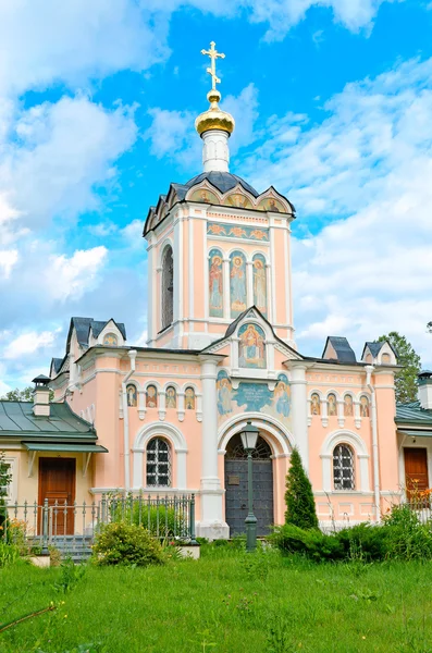 Belle église orthodoxe contre le ciel bleu — Photo