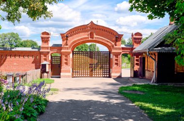 Güzel Ortodoks Kilisesi mavi gökyüzüne karşı