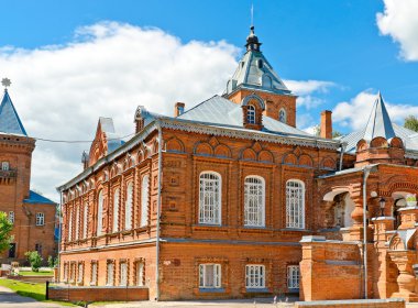 Güzel Ortodoks Kilisesi mavi gökyüzüne karşı