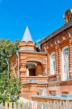 Güzel Ortodoks Kilisesi mavi gökyüzüne karşı