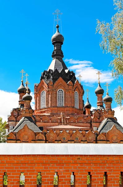 Hermosa iglesia ortodoxa contra el cielo azul — Foto de Stock