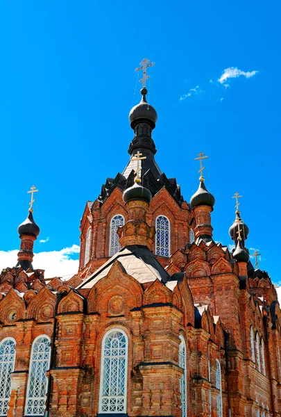 Piękny cerkiew przeciw błękitny niebo — Zdjęcie stockowe