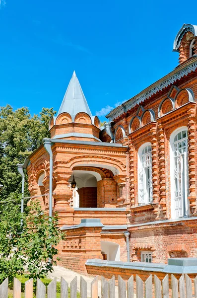 Prachtige orthodoxe kerk tegen de blauwe lucht — Stockfoto