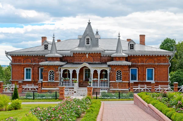 Vacker ortodox kyrka mot den blå himlen — Stockfoto