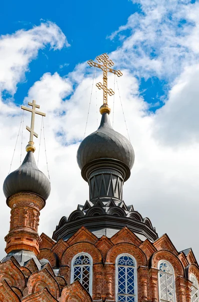 Bella chiesa ortodossa contro il cielo blu — Foto Stock