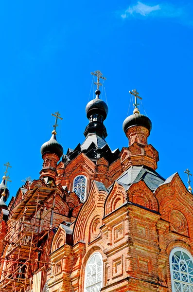 Прекрасна православна церква на тлі блакитного неба — стокове фото