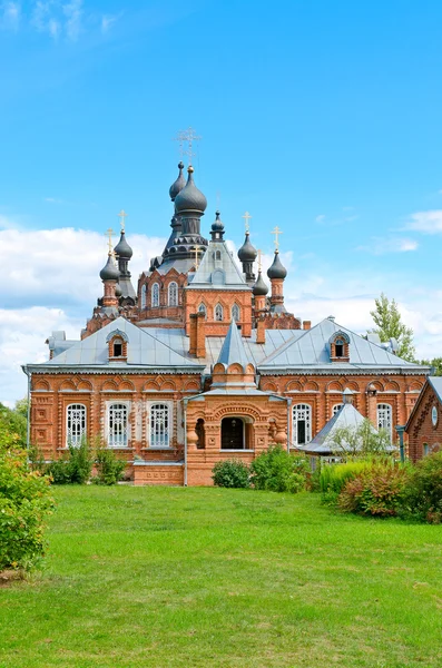 Gyönyörű ortodox templom a kék ég ellen — Stock Fotó