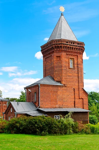 Belle église orthodoxe contre le ciel bleu — Photo