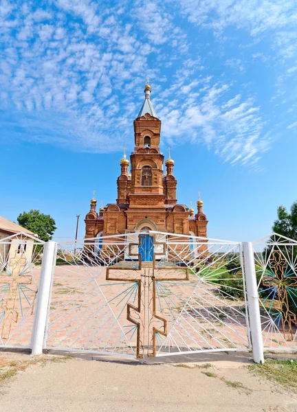 Igreja Ortodoxa bonita contra o céu azul — Fotografia de Stock