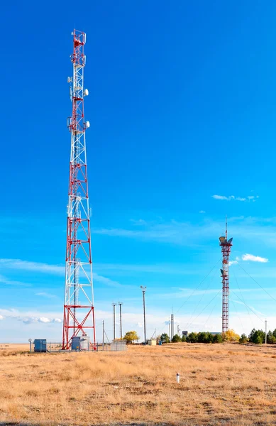 Антенная базовая станция сотовой связи на фоне голубого неба — стоковое фото
