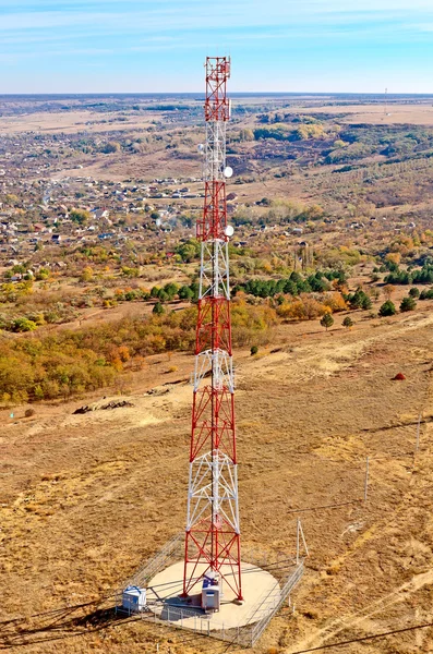 Station de base cellulaire d'antenne contre le ciel bleu — Photo