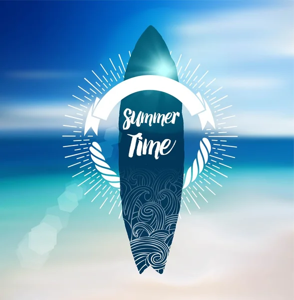 Sommerzeit-Design mit Surfbrett und verschwommenem Strand-Hintergrund. — Stockvektor