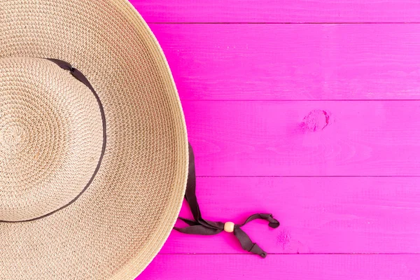Szalma széles karimájú kalap, élénk rózsaszín háttér — Stock Fotó