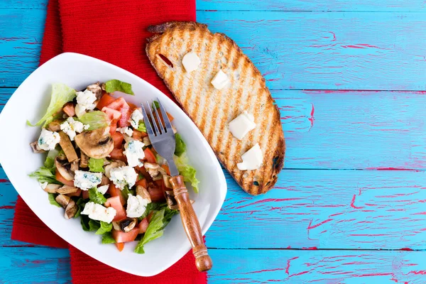 Healthy mixed salad with feta cheese and toast — Stock Photo, Image