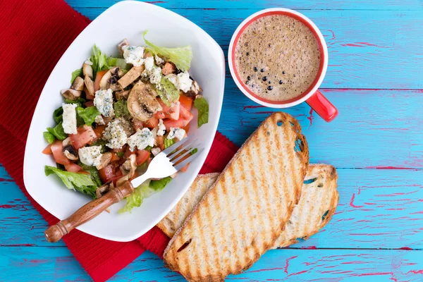 Fresh mixed feta salad and coffee on picnic table — Stock Photo, Image