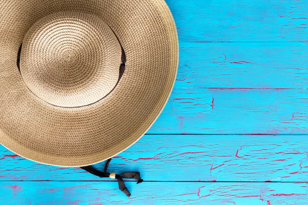 Wide brimmed straw gardening hat on a picnic table — Stock Photo, Image