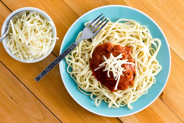 Итальянские спагетти Болоньезе с сыром груере — стоковое фото