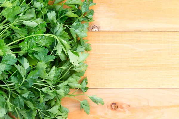 Salsa italiana fresca recentemente lavada em uma mesa — Fotografia de Stock