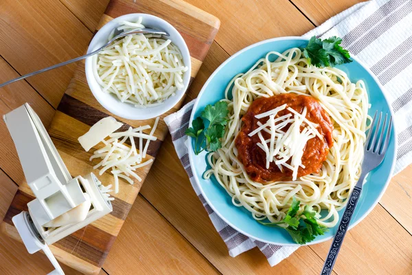 Gruyere kaas met pasta pers en spaghetti — Stockfoto