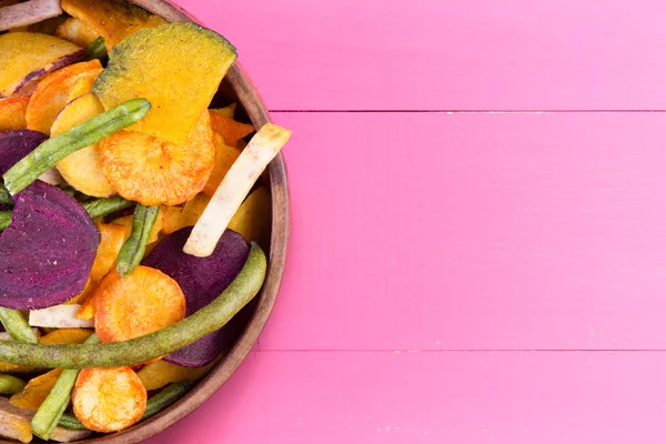 Gedroogde verse groentechips voor een gezonde snack — Stockfoto