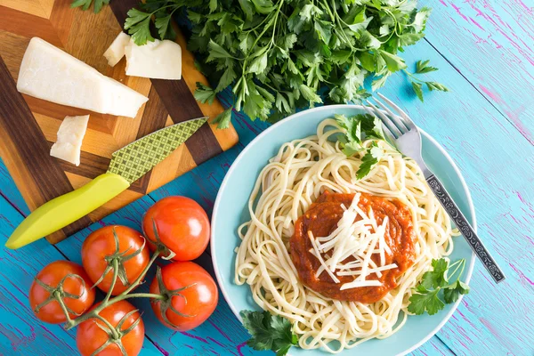 Above view of spaghetti plate and tomatoes — Stock Photo, Image