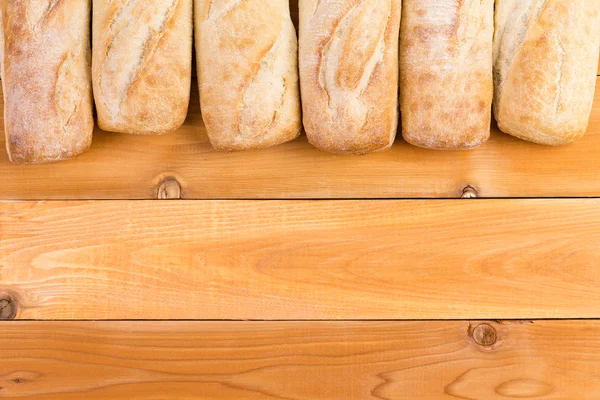 ขนมปังสดขอบบนไม้ — ภาพถ่ายสต็อก
