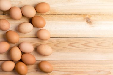 Ahşap bir masa üzerinde Çiftlik taze kahverengi yumurta
