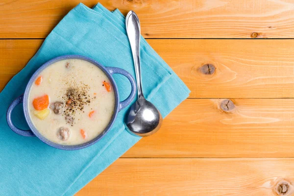 Entrée savoureuse de soupe de boulettes de viande maison — Photo