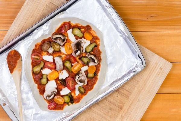 Hand tossed homemade vegetarian pizza — Stock Photo, Image