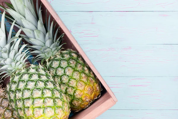 Świeże ananasy w drewnianej skrzyni — Zdjęcie stockowe