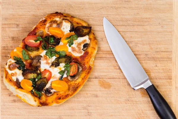 Freshly baked hand tossed vegetarian pizza — Stock Photo, Image