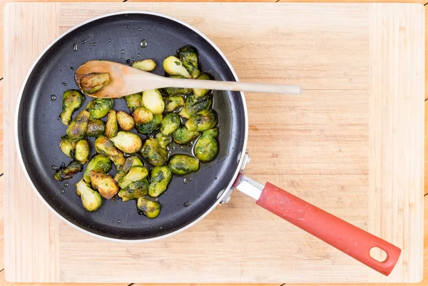 Brussel spruitjes gekookt in niet-stick pan — Stockfoto