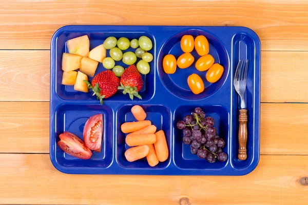 Échantillonneur de fruits dans un plateau à lunch avec fourchette — Photo