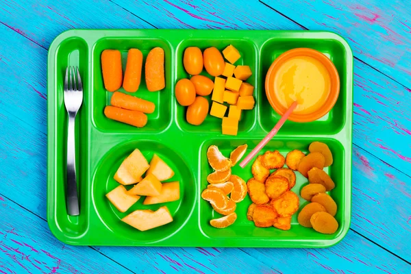 Fresh fruit pieces on green tray — Stock Photo, Image