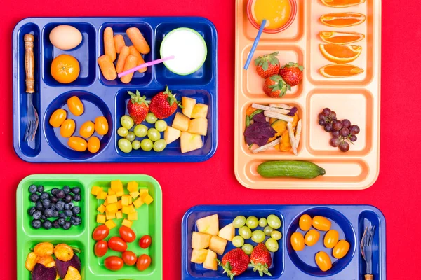 Cuatro bandejas llenas de frutas y verduras — Foto de Stock