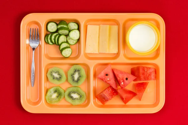 Bandeja de almoço com garfo, frutas, queijo e leite — Fotografia de Stock