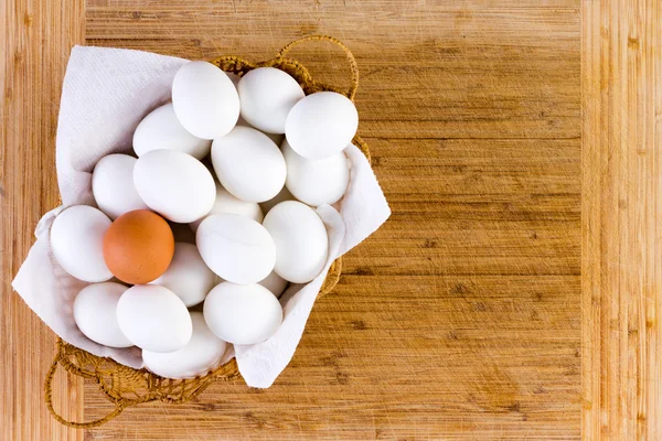Wicker basket full of large eggs — Stock fotografie