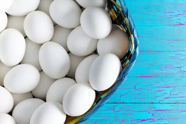 Panier en osier d'oeufs de poules blanches fraîches de ferme — Photo