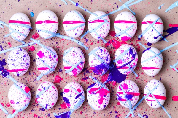 Bambini colorati uova di Pasqua spruzzate di vernice — Foto Stock