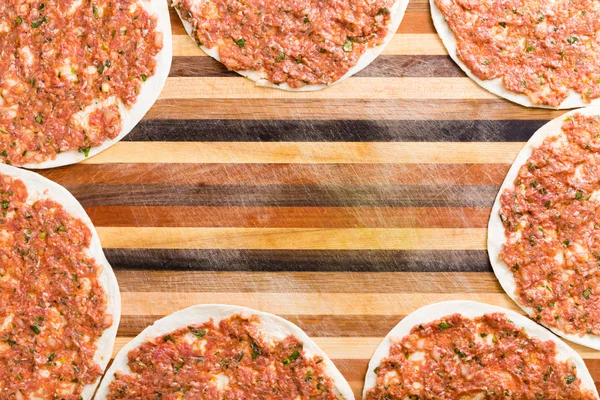 Keret kész főzni hagyományos lahmacun — Stock Fotó