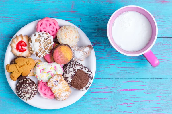 Bord met diverse koekjes en melk — Stockfoto