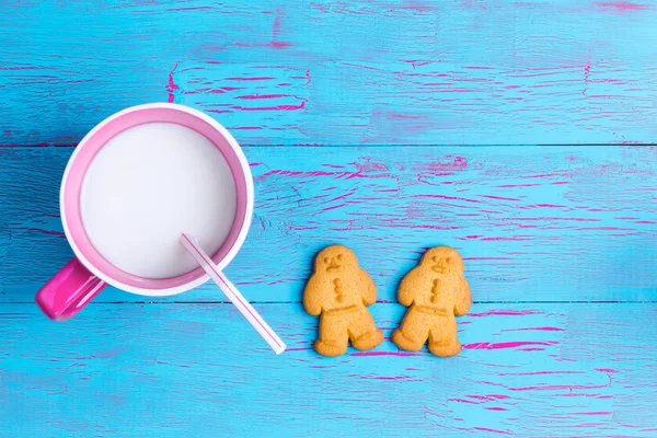 Pair of ginger bread cookie man and wife with milk — Stock Photo, Image